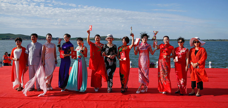 百花绽放五花草甸 旗袍美女争艳天鹅湖